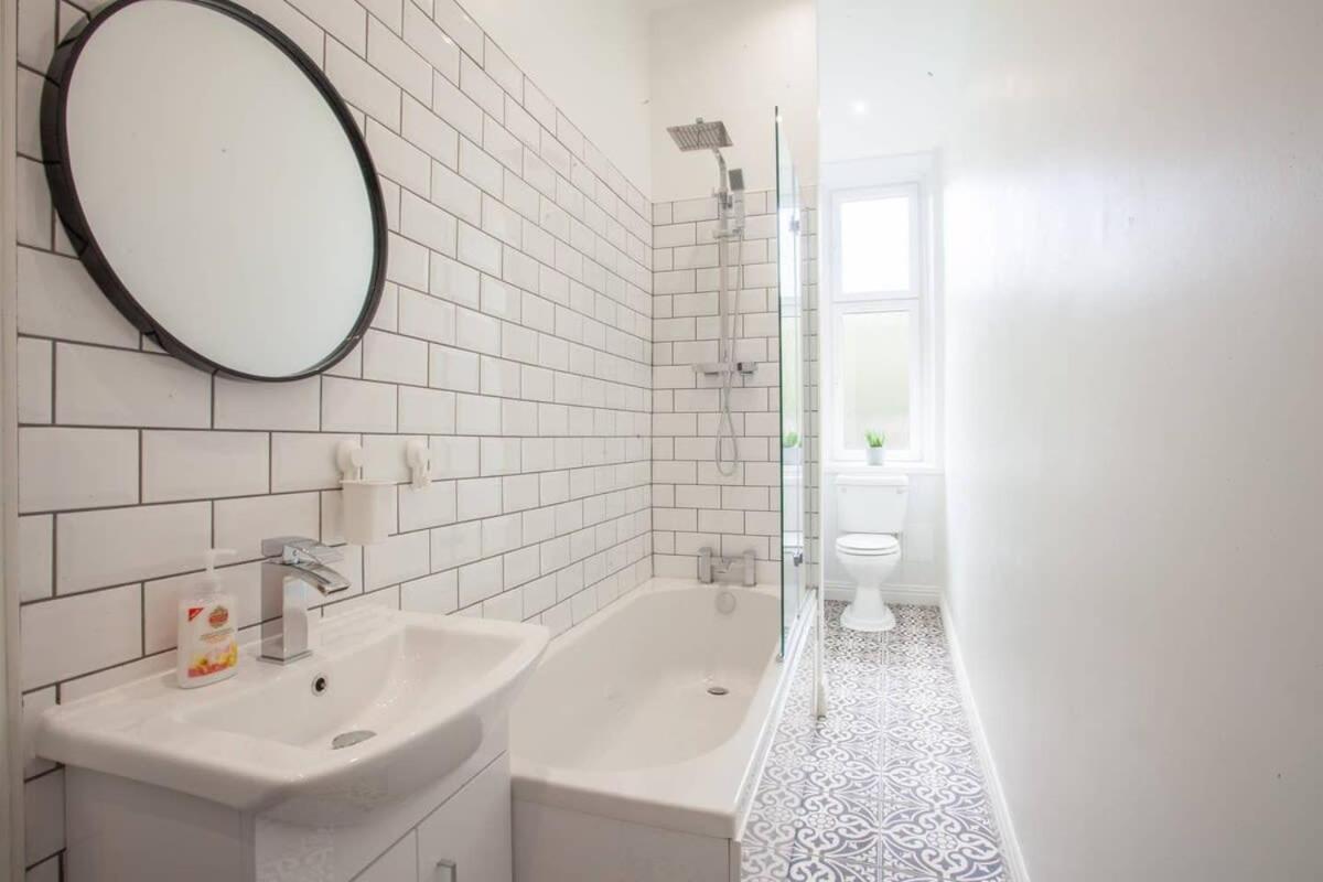 Modern, Light-Filled And Sleek West End Apartment 글라스고 외부 사진